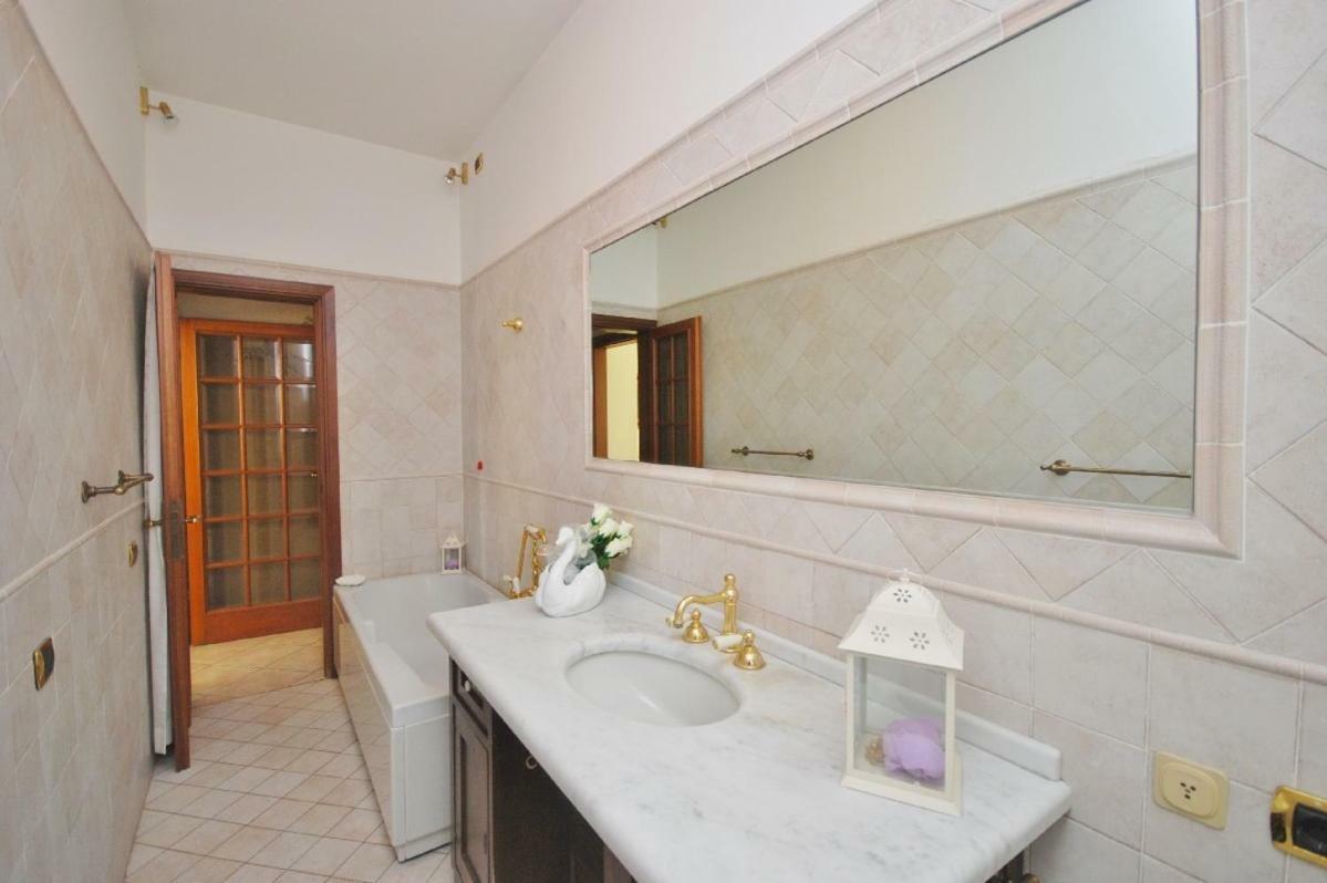 Raffinato Attico Vicino Al Mare Con Solarium Lido Di Camaiore Exteriér fotografie